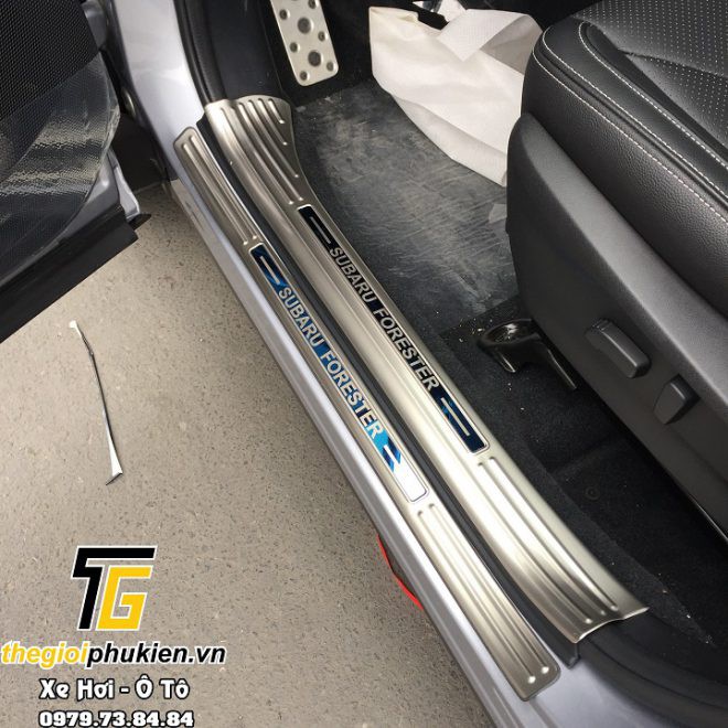 Bộ 8 chi tiết ốp chống trầy bậc cửa dành cho xe Subaru Forester – Mẫu INOX