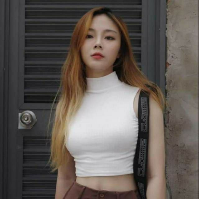 Áo thun ba lỗ croptop sành điệu.