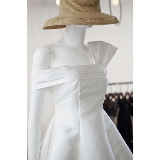 Đầm lệch vai che khuyết điểm vải Tafta