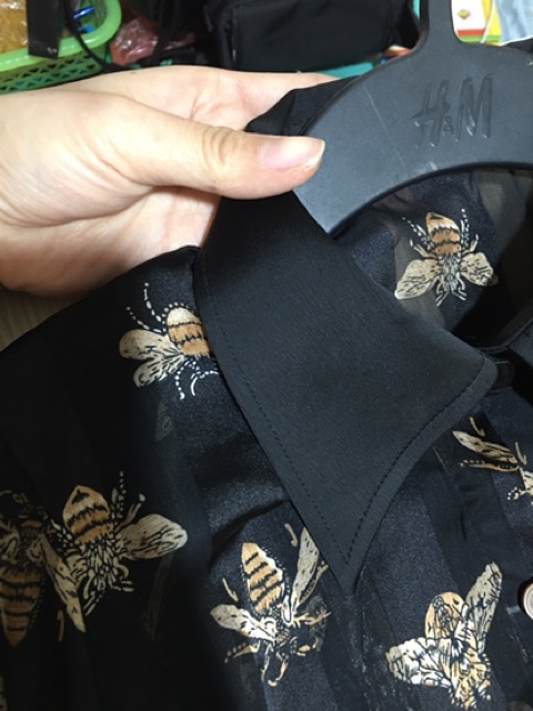 Áo sơ mi hoạ tiết con ong