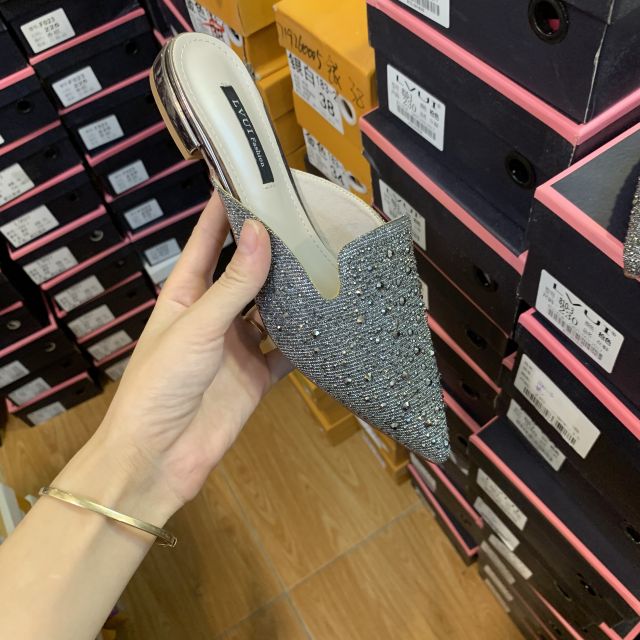 Sục đá màu xám
