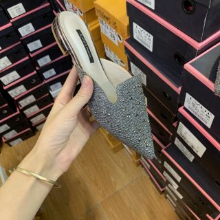 Sục đá màu xám