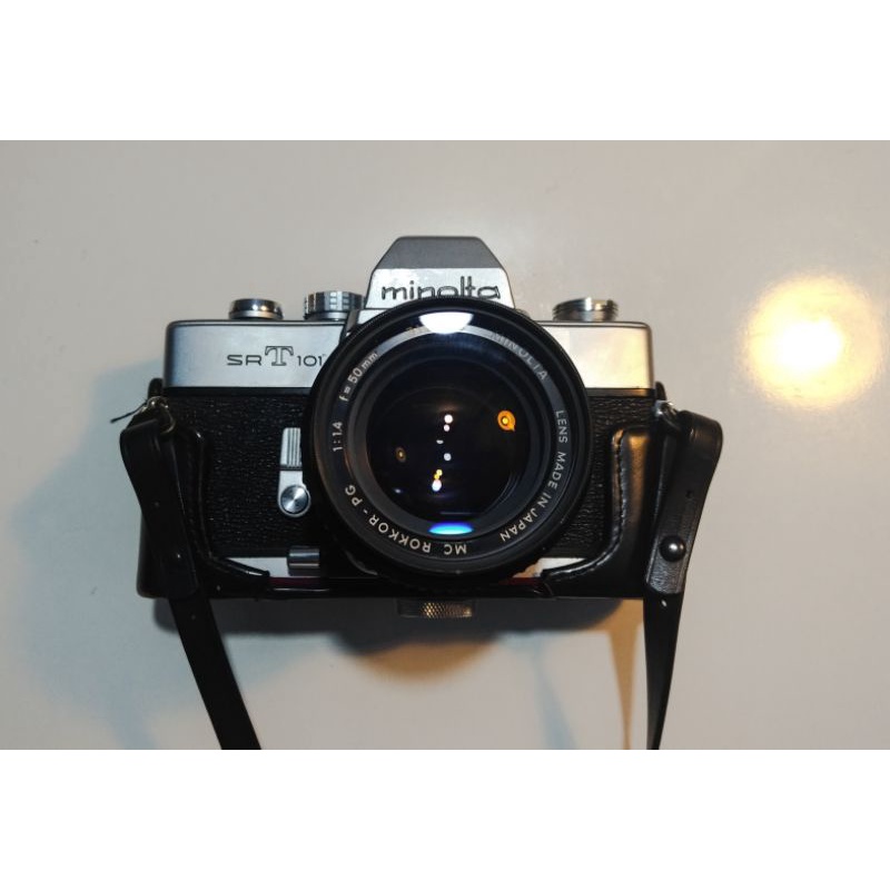 Máy ảnh phim Minolta SRT101 và ống kính 50mm f1.4