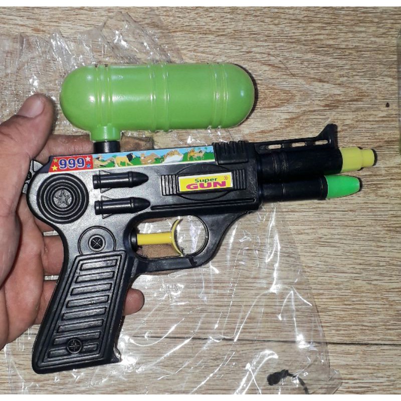 Một cây SúngNước 2 nồng 999 dài 18cm bằng nhựa có bình tiếp nước