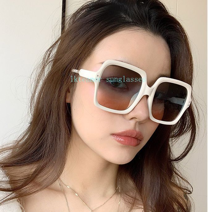 Kính râm gọng vuông và tròng chuyển màu phóng khoáng thời trang cho nữ