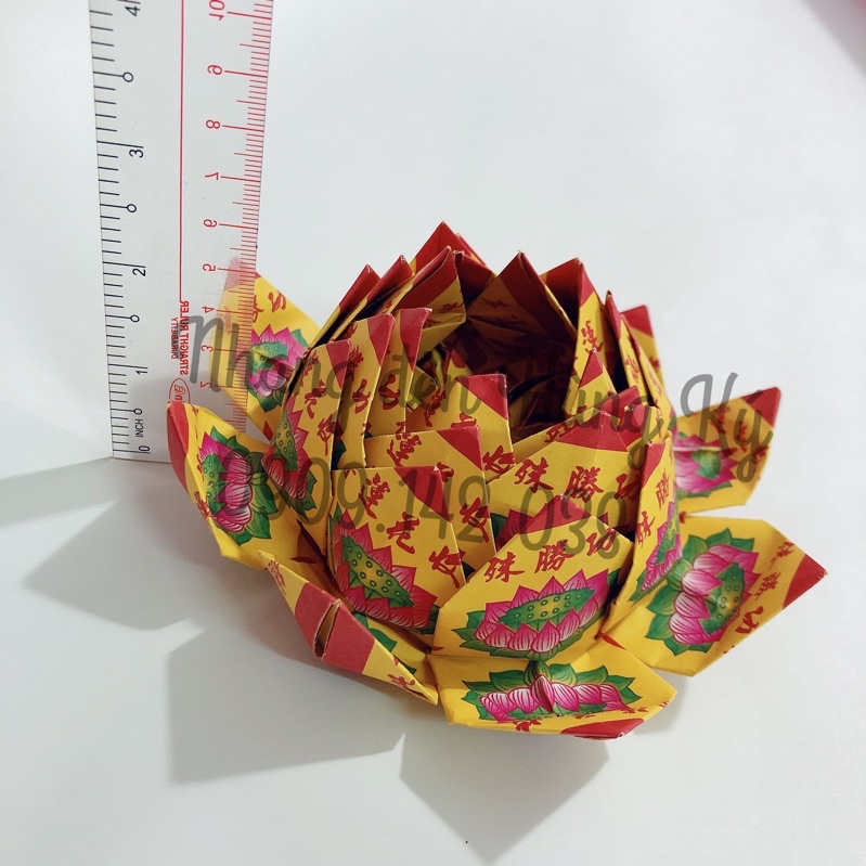 Hoa sen giấy  dùng để cung kính người đã khuất