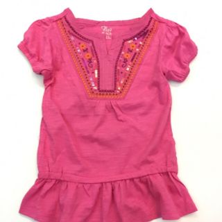 Áo xuất xịn, cổ đính cườm bé gái mặc là đẹp.
