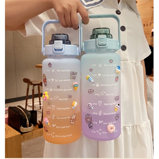 Bình nước 2 lít tặng sticker chia vạch báo giờ uống nước dễ thương thể thao có ống hút