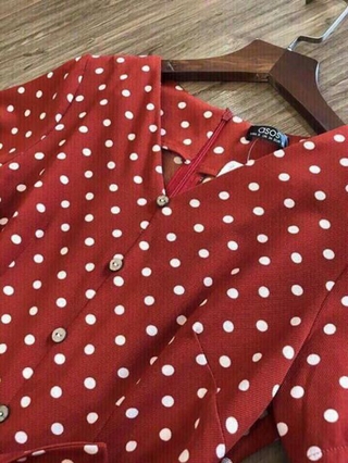 Váy xẻ tà chấm bi