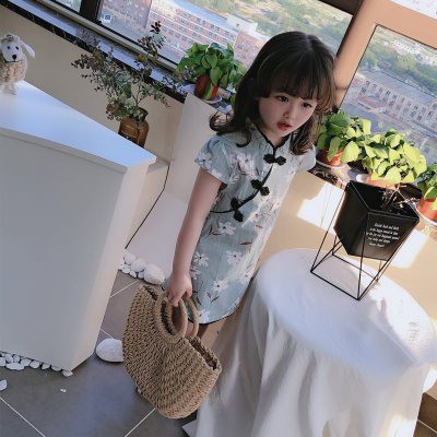 Đầm sườn xám tay ngắn họa tiết hoa sành điệu cho bé gái