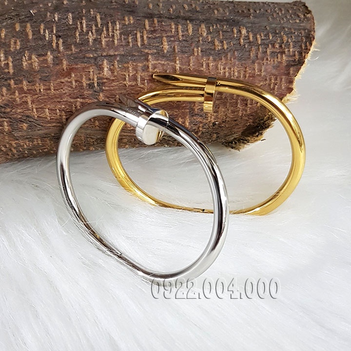 Vòng đinh uốn bảng dày cho tay nam.