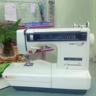 Máy may gia đình juki flora 5000 lắp bàn ga + kéo cắt vải