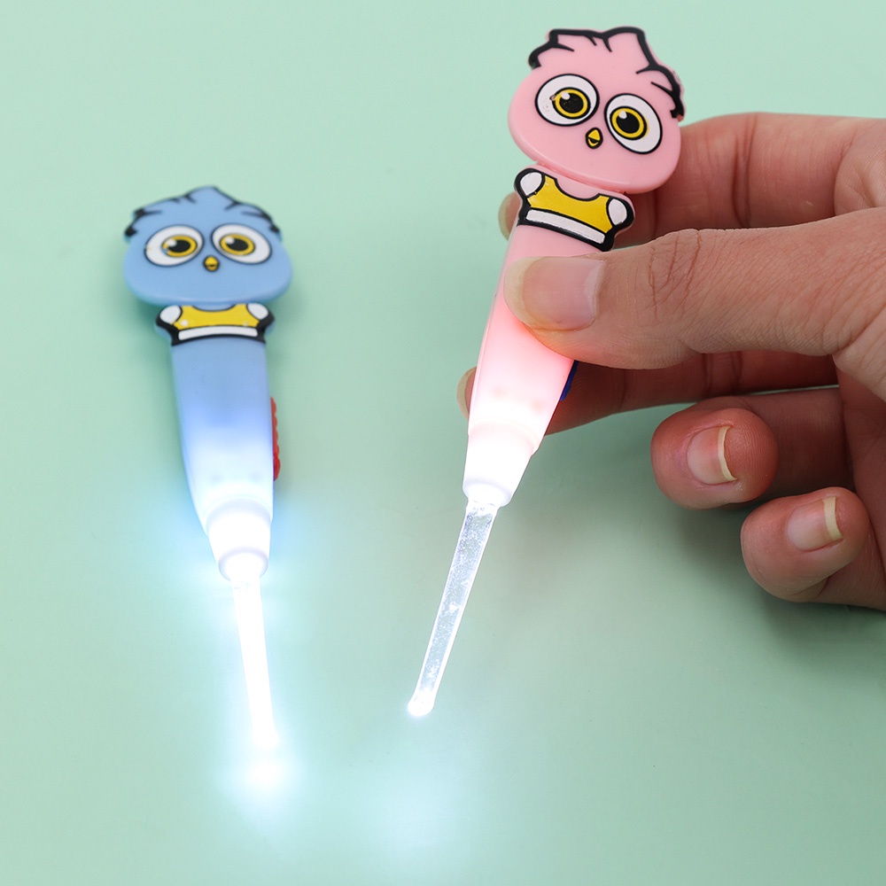 1 Bộ Dụng Cụ Vệ Sinh Tai Có Đèn LED Hình Hoạt Hình Ngẫu Nhiên
