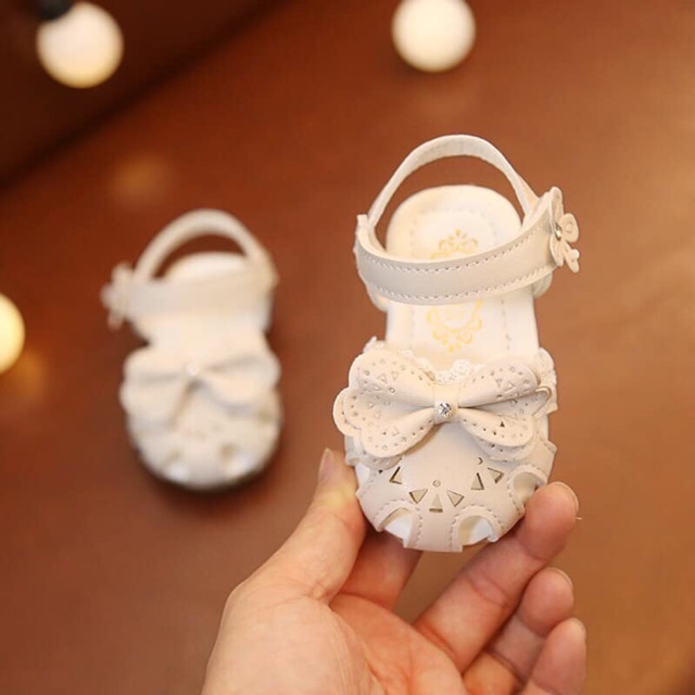 Giầy tập đi bé gái