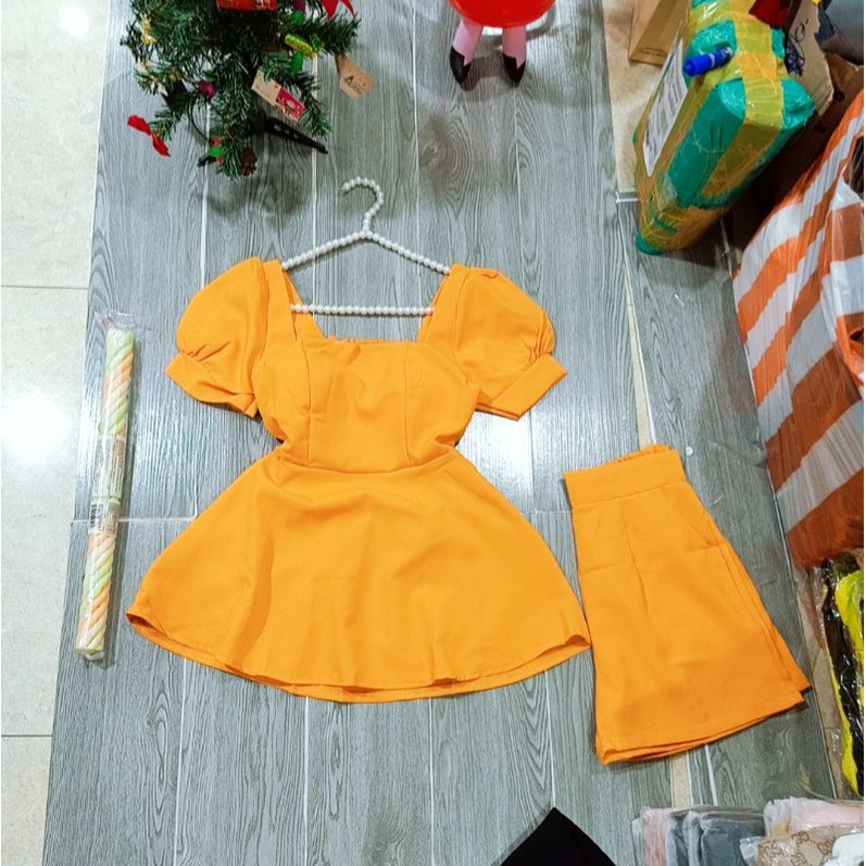 Set cổ vuông tay bồng có mốt ngực