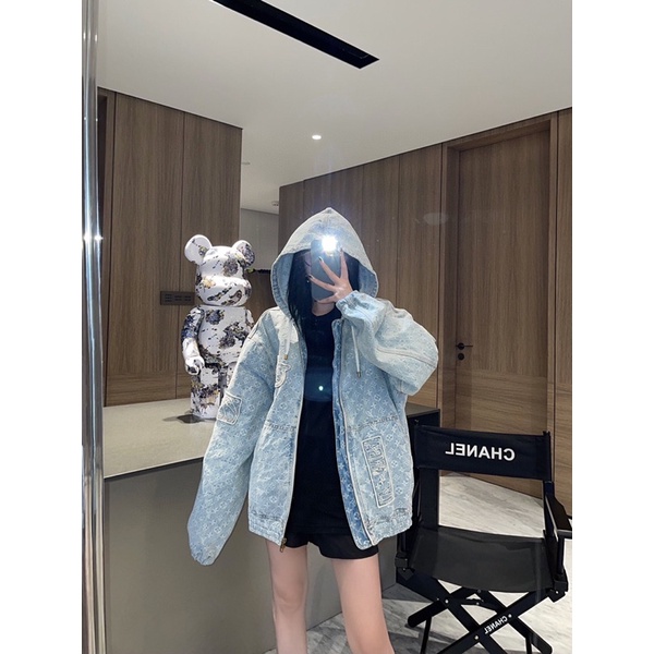 áo khoác chống nắng vải denim in hoạ tiết logo có mũ chùm đầu louis vuitton LV