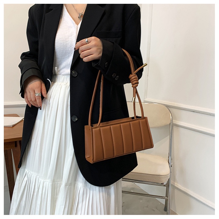 Túi đeo chéo thanh lịch cho nữ Retro fashion/black red brown three colors available IELGY