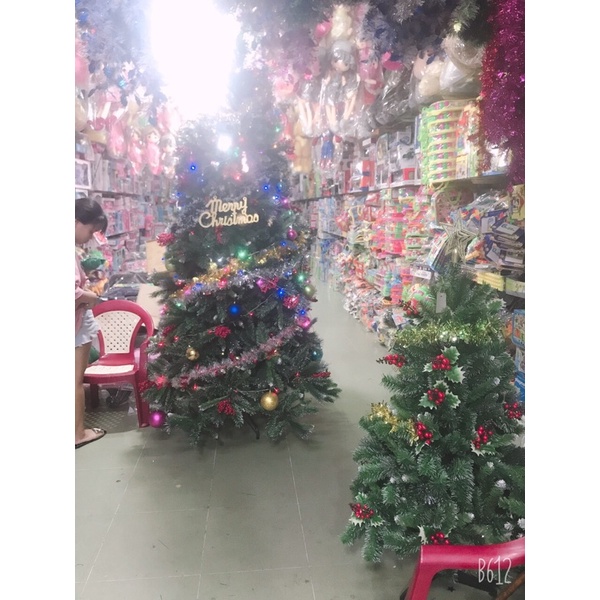 Cây thông 1,5m,1,8m, 2,1m 3 loại lá có trang trí chùm trái đỏ LP-3LLQC-D