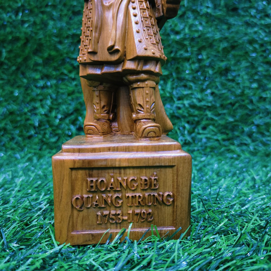 Tượng hoàng đế Quang Trung Nguyễn Huệ bằng gỗ