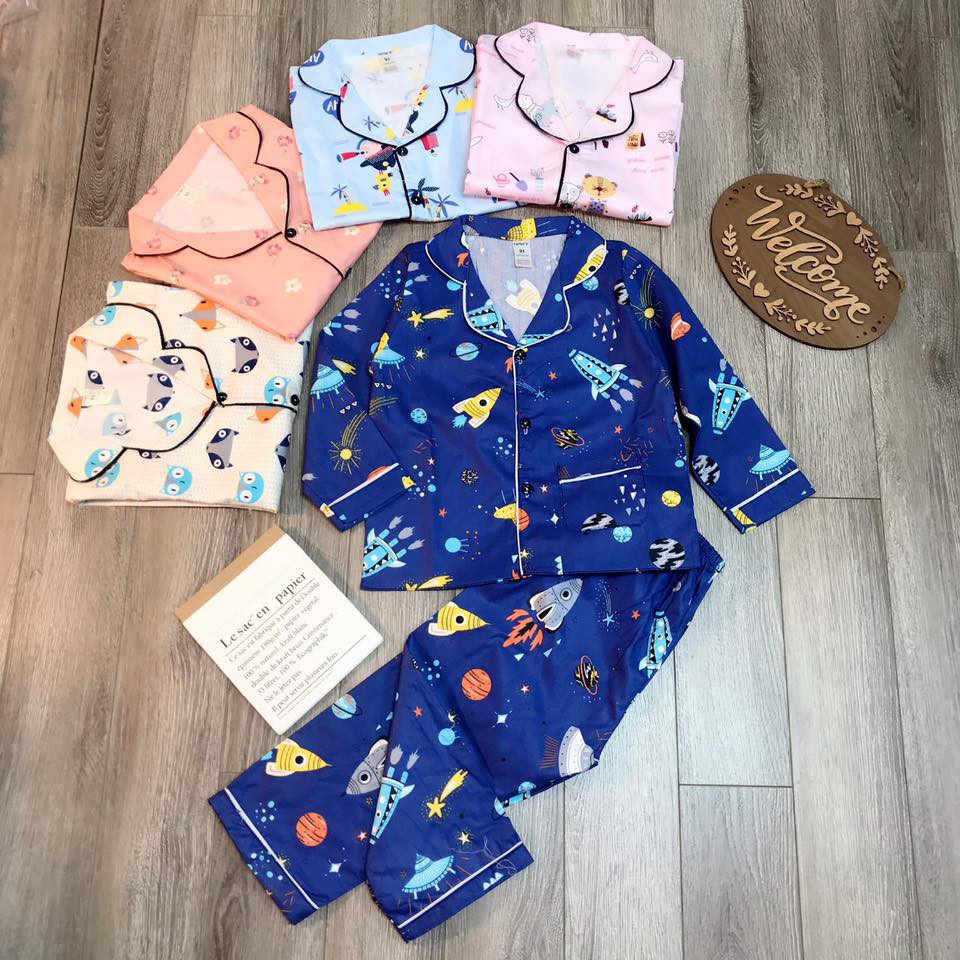 Pijama thô lụa viền đen in hình ngộ nghĩnh cho bé.