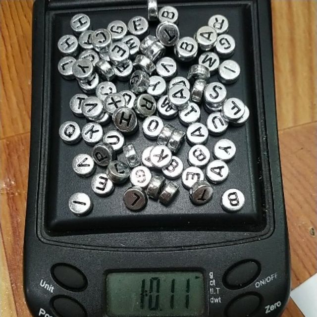 35-70 hạt chữ màu bạc in chữ cái đen tròn 4x7mm (bán cân)