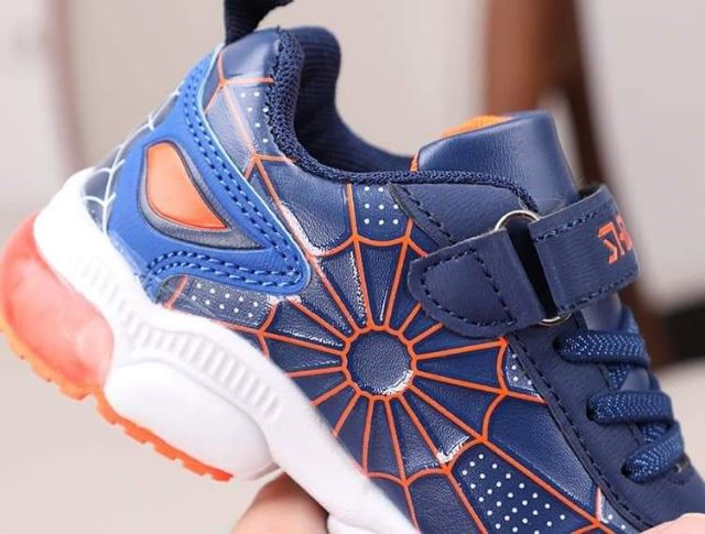 Giày thể thao bé trai