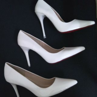 Giày trắng Louboutin 7p