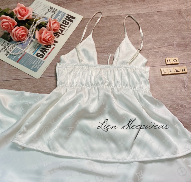 Bộ ngủ quần dài xẻ hông lụa gấm họa tiết LV | BigBuy360 - bigbuy360.vn