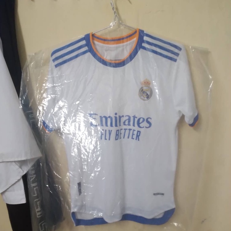 Áo Real Madrid 2021-2022 và thẻ bóng đá 2018-2019