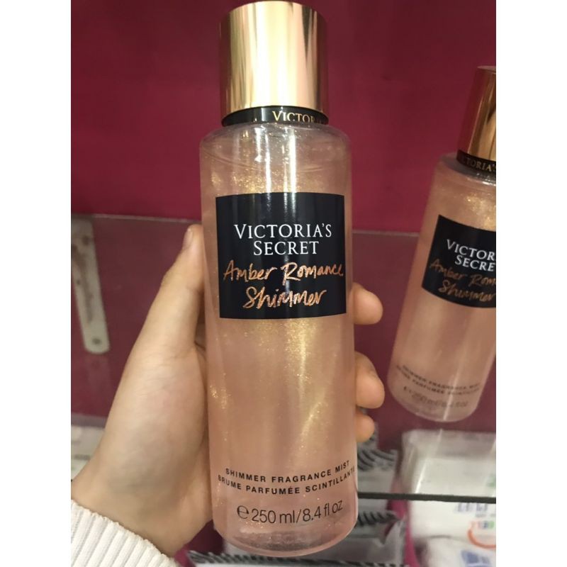 Xịt thơm nhũ Victoria's Secret Amber Romance Shimmer 250ml