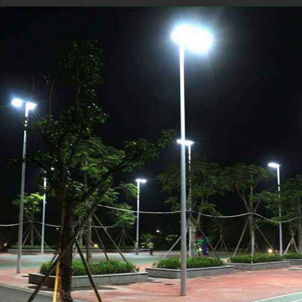 Đèn năng lượng mặt trời trang trí sân vườn, đèn pha 300W,6 khoang led siêu sáng, cảm biến ánh sáng, có điều khiển, IP67