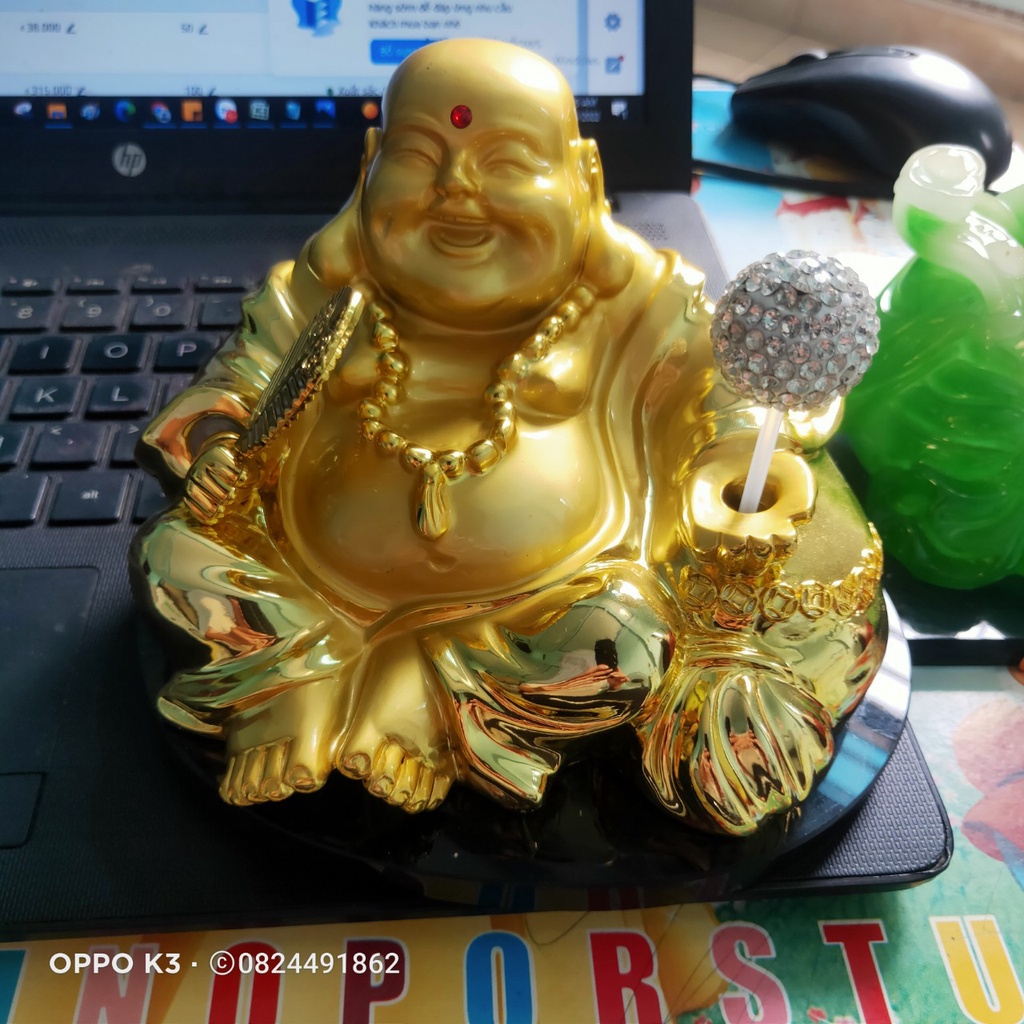 Tượng phật ông DI LẶC màu vàng ngọc đặt taplo ô tô có quả cầu Xoay bằng năng lượng mặt trời