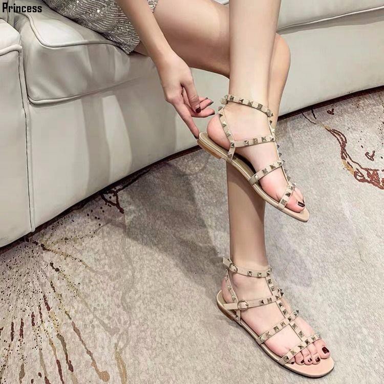 Giày Sandal Đính Đinh Tán Thời Trang Mùa Hè Hàn Quốc 2020