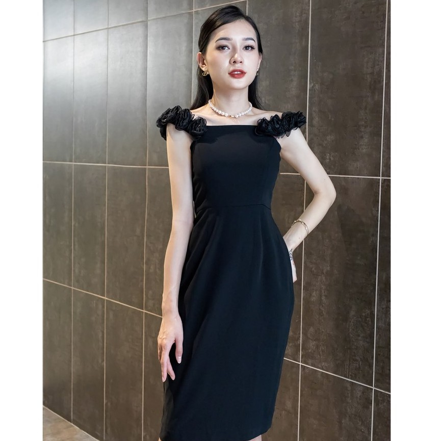Đầm ôm hở vai, dây vắt vai đính nơ hoa vải to Emspo DS2618