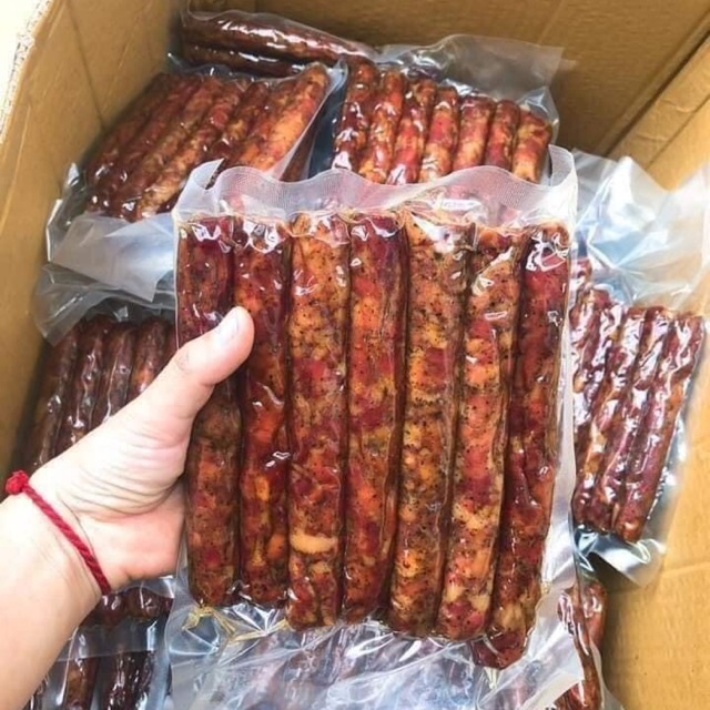 Lạp xưởng gác bếp gói 500gram (tặng kèm chẩm chéo) - Đặc sản Thịt Gác Bếp Vùng Cao Tây Bắc | BigBuy360 - bigbuy360.vn
