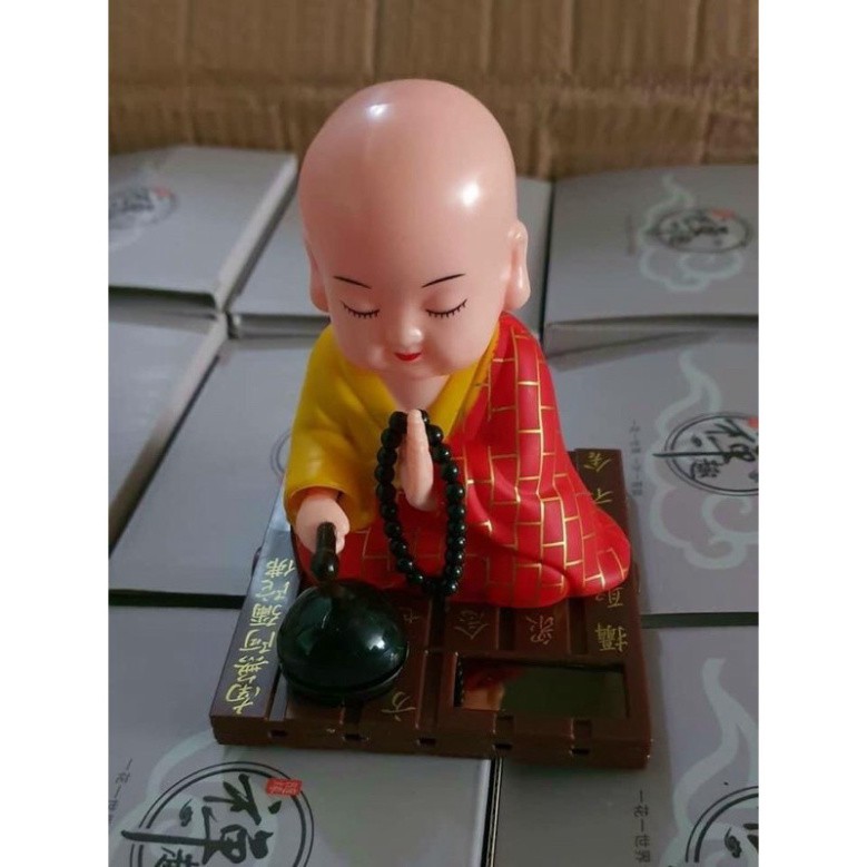 Tượng chú tiểu gõ mõ đầu gật gù tụng kinh . .