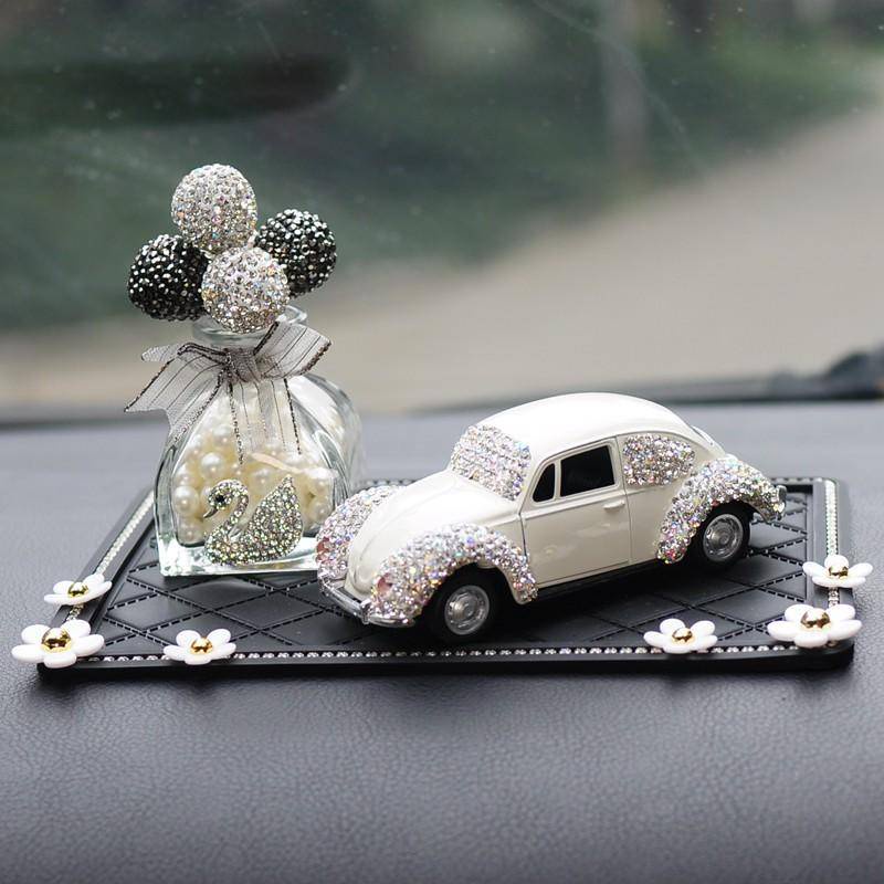 Set Ô Tô Beetle Và Trùm Bóng Đính Đá Trang Trí Taplo Xe Hơi