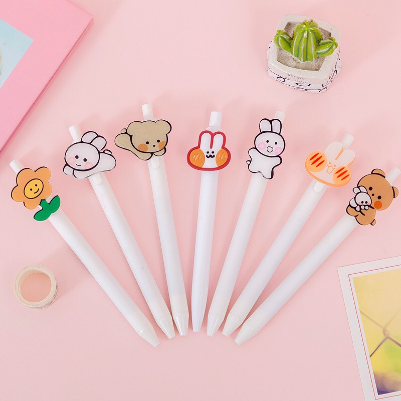 Bút Bi Mực Đen Ngòi 0.5mm Đính Huy Hiệu Nhựa Hoạt Hình Cô Gái,Gấu,Thỏ Cute Sồi House