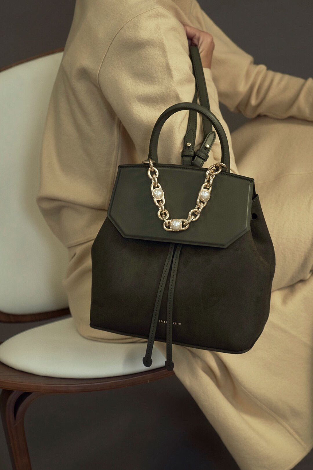 Charles and Keith Pearl ba lô nữ da lộn màu tinh khiết