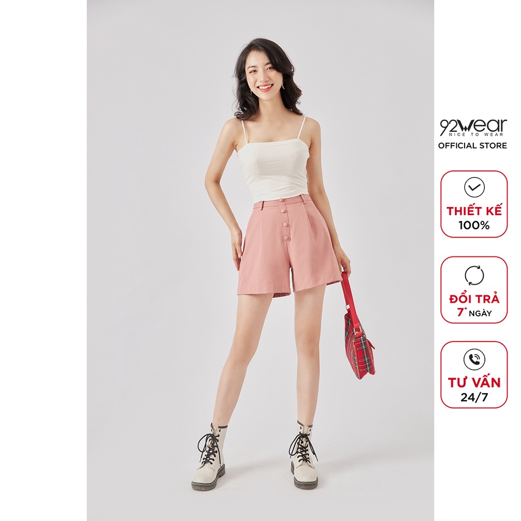 Quần short nữ phối cúc bọc 92WEAR, kiểu dáng trẻ trung, hiện đại, đủ size SBA1218