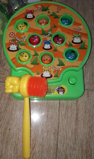 Một Bộ đập chuột bằng nhựa có nhạc và tặng kèm pin