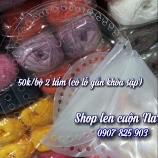 Hai tấm nhựa mica