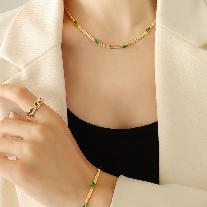Dây Chuyền Thép Titan Đính Đá Zircon Ngọc Lục Bảo Phong Cách Âu Mỹ Sang Trọng
