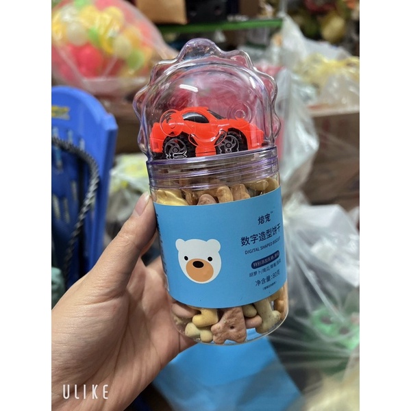 Bánh quy chữ cái tặng kèm ô tô