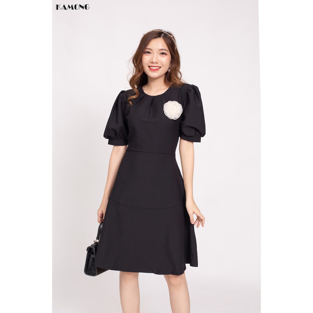 Đầm xoè xếp ly cổ đính hoa KAMONG D113