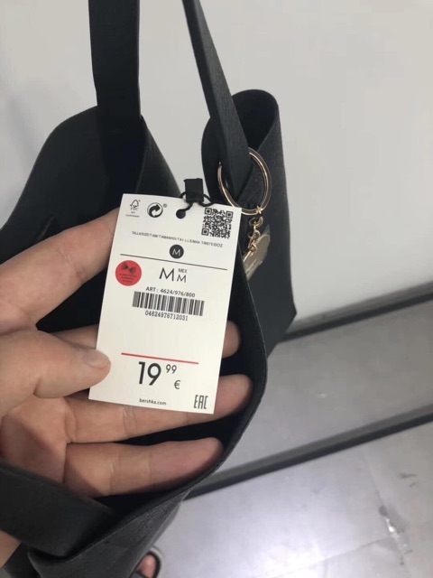 Túi Bershka đựng cả thế giới