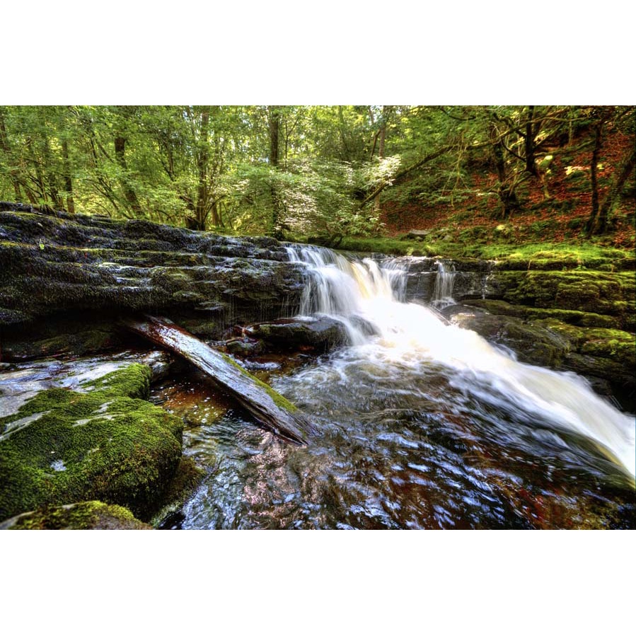 Tranh thác nước thiên nhiên giữ nguyên nét hoang sơ của núi rừng, trông như một dải lụa trắng tặng keo và dụng cụ dán