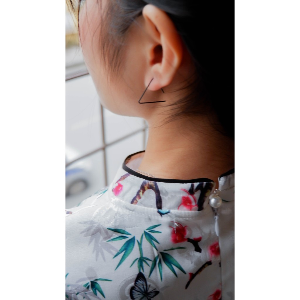 Khuyên tam giác treo màu đen cá tính