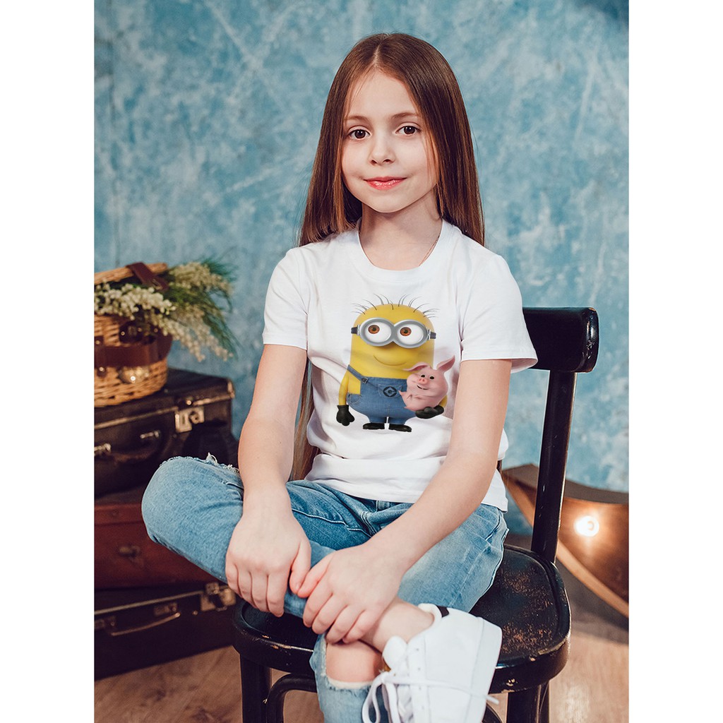 Áo thun in hình minion ôm heo dẽ thương