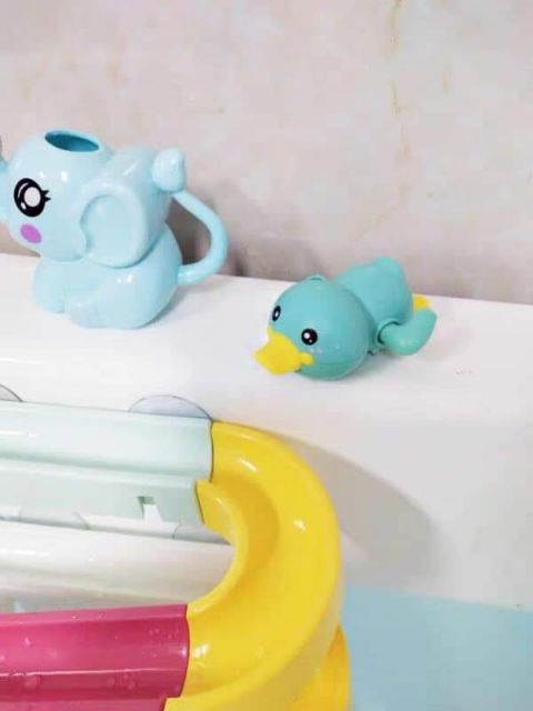 Vịt con vặn cót bơi
